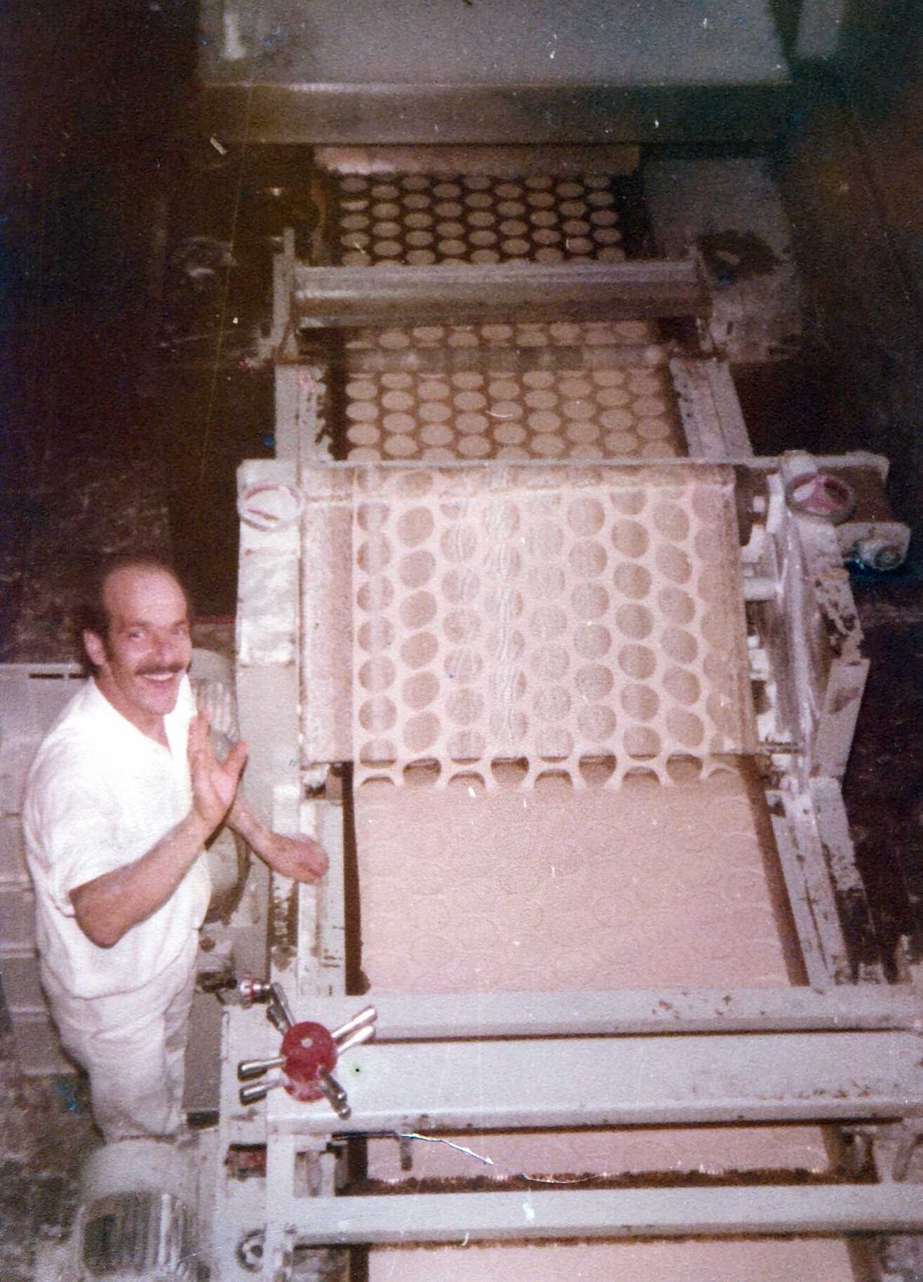 Carlos trabajando cortando las galletitas Camet
